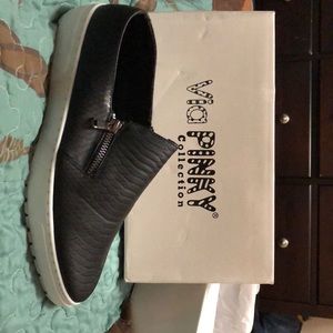 Black textured slide on tennis shoes